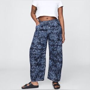 Gap Easy Horseshoe Jeans Mid Rise Ultrasoft Tencel Cotton in Navy Floral Sz MP